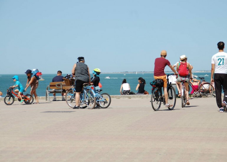 L'esplanade de la plage .