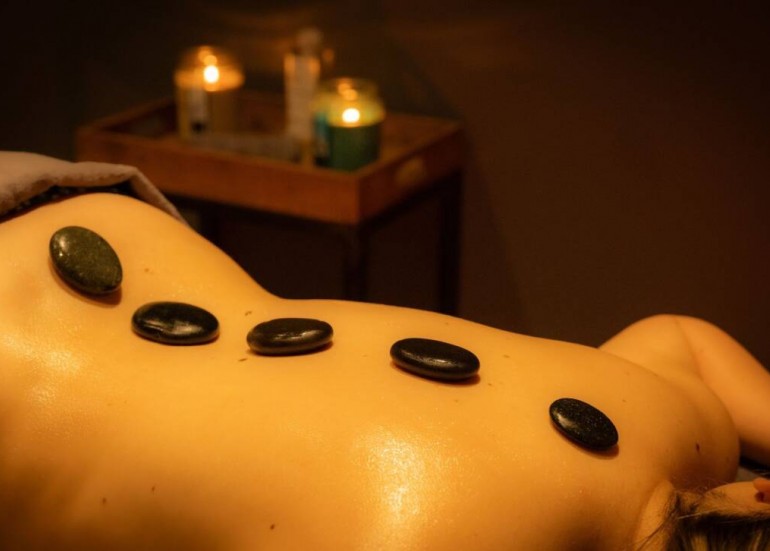 Massage aux pierres chaudes