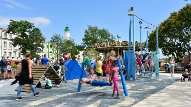 Jeux d'enfants sur le Square Valin - Vieux Port de La Rochelle